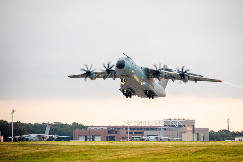 16 August 2021, Lower Saxony, Wunstorf: An Airbus A400M transport aircraft of the German Air Force takes off early this morning from the Wunstorf airbase in the Hanover region. Because of the rapid advance of the Taliban in Afghanistan, the Bundeswehr plans to begin evacuating German citizens and local Afghan forces from Kabul on Monday 16 August 2021. Photo: Moritz Frankenberg/dpa