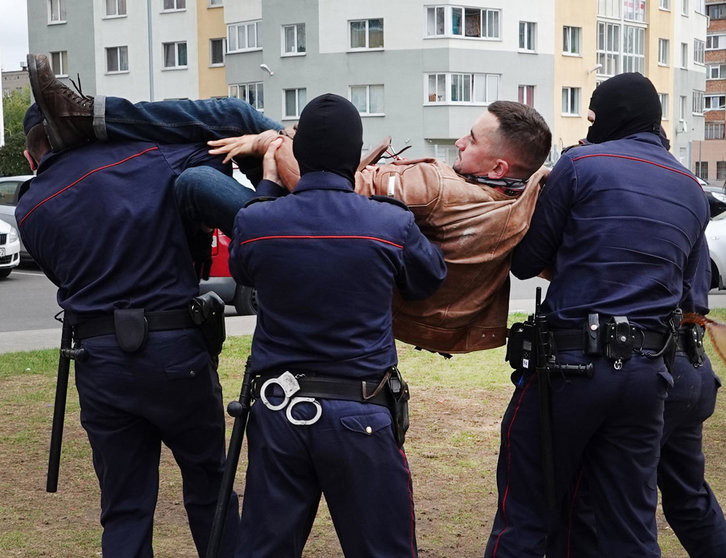 FILED - 15 September 2020, Belarus, Minsk: Activist Stepan Latypov is carried away by masked police officers in his residential district in Minsk. A court in Belarus has sentenced political prisoner Stepan Latypov, who attempted suicide in court in June, to eight and a half years in a prison camp under particularly harsh conditions. Photo: Ulf Mauder/dpa.