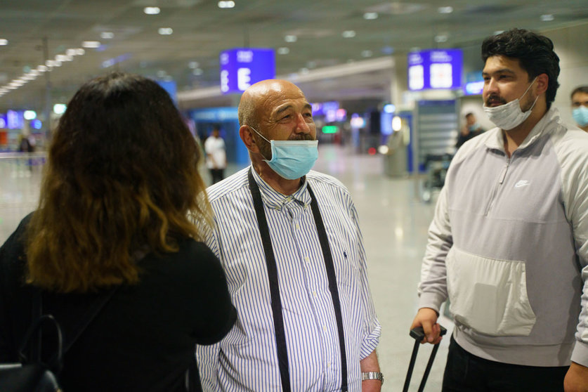 19 August 2021, Hessen, Frankfurt_Main: A man (C) who arrived from Kabul stands at Frankfurt airport early this morning. More people brought to safety from Afghanistan arrived on a Lufthansa plane that had taken off from the Uzbek capital Tashkent. Photo: Frank Rumpenhorst/dpa