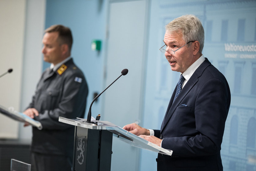 Foreign Minister Pekka Haavisto (R) and Chief of Staff Operations Kari Nisula at a press conference. Photo: Laura Kotila/Vnk.