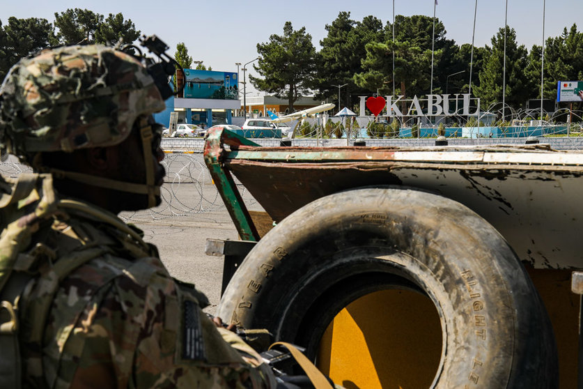 August 24, 2021 - Kabul, Afghanistan - 'i love kabul' sign as A Paratrooper assigned 1st Brigade Combat Team, 82nd Airborne Division scans his sector as he conducts security as part of a non-combatant evacuation (NEO) operation in Kabul, Afghanistan, August 25, 2021. The Department of Defense is supporting the Department of State in evacuating U.S. civilian personnel, Special Immigrant Visa applicants, and other at-risk individuals from Afghanistan as quickly and safely as possible. (Credit Image: Jillian G. Hix/U.S. Army/ZUMA Press Wire Service/ZUMAPRESS.com Photo: U.S. Army/ZUMA Press Wire Service/dpa