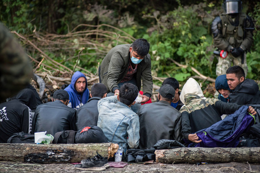19 August 2021, Poland, Usnarz Gorny: Afghan refugees rest in the makeshift camp on the Polish-Belarusian border. Photo: Attila Husejnow/SOPA Images via ZUMA Press Wire/dpa