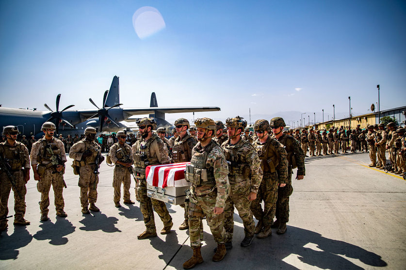 27 August 2021, Afghanistan, Kabul: A picture made available on 30 August 2021 shows US soldiers carry a coffin of one of the 11 Marines who were killed during operations at Hamid Karzai International Airport in Afghanistan before being airlifted home. US service members are assisting the Department of State with a Non-Combatant Evacuation Operation (NEO) in Afghanistan. Photo: -/U.S. Marines via ZUMA Press Wire Service/dpa
