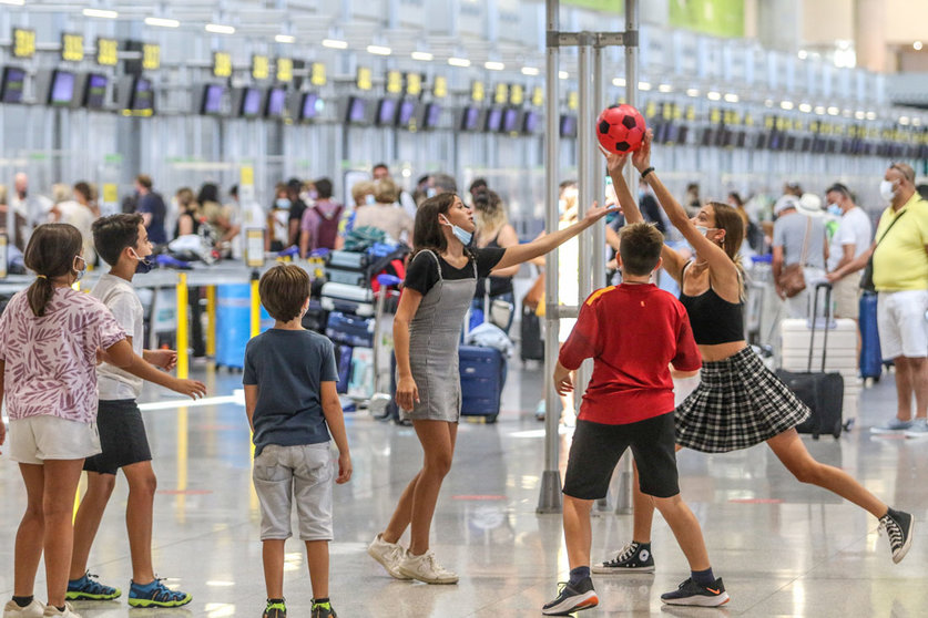 31 August 2021, Spain, Malaga: Children play in front of check-in desks at a Malaga-Costa del Sol Airport. The province of Malaga closes the month of August with 76.42% occupancy, according to the Association of Hoteliers of the Costa del Sol (Aehcos). Photo: Lorenzo Carnero/ZUMA Press Wire/dpa