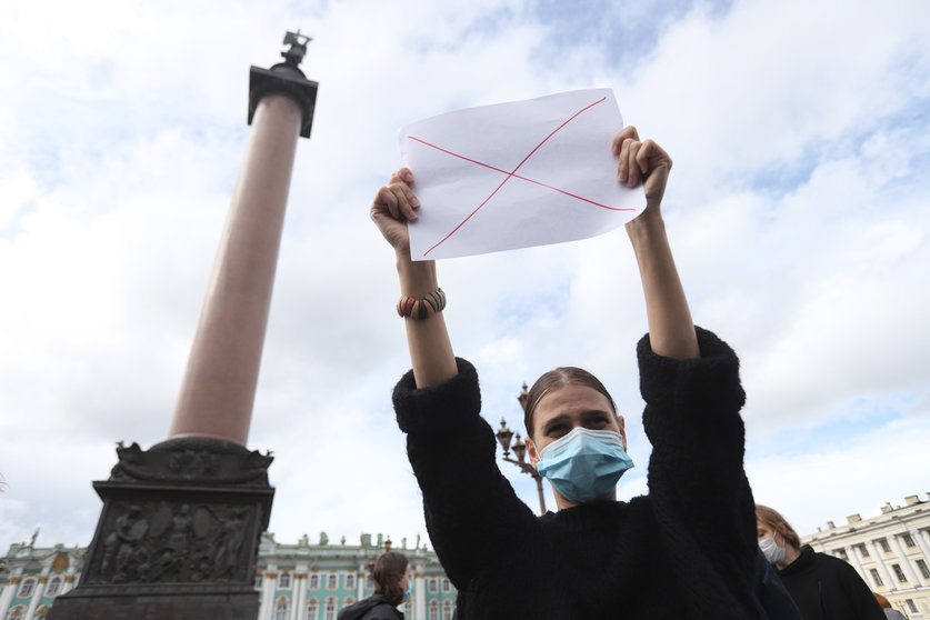 FILED - A woman holds a placard with a red cross during a 2020 protest against Russian constitutional amendments. Russia has accused the United States of interfering in its parliamentary election, which is taking place in just over a week. Photo: Sergei Mikhailichenko/SOPA Images via ZUMA Wire/dpa