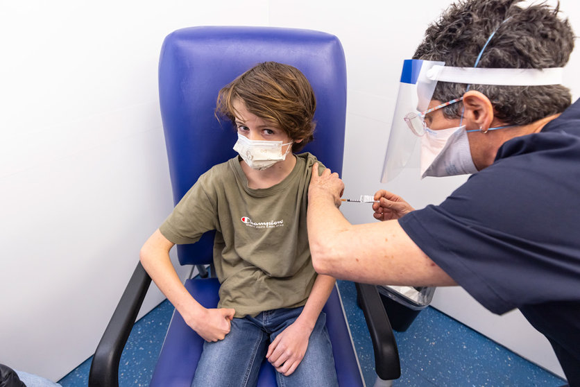13 September 2021, Australia, Melbourne: 12 year-old Harry Goodison receives a dose of Pfizer COVID-19 vaccine at the Heidelberg Repatriation Hospital in Melbourne. A series of pop-up vaccination hubs will be set up in schools and COVID-hit areas, while an extra 400,000 Pfizer and Moderna doses are also heading to the state of Victoria as part of a three-week blitz. Photo: Daniel Pockett/AAP/dpa