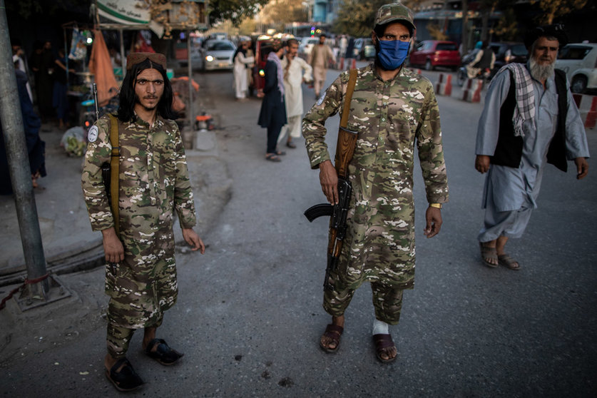 Two Taliban police officers patrol a street in Kunduz, Afghanistan, on Friday. A senior Taliban official has claimed that the Islamic State terrorist group does not pose a threat in Afghanistan and the Taliban have the capacity to restrain them. Photo: Oliver Weiken/dpa
