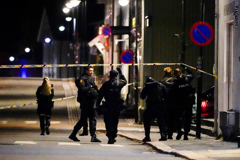 13 October 2021, Norway, Kongsberg: Police officers investigate the center of Kongsberg after a violent crime. Several people were killed and injured during a violent armed attack in the Norwegian town of Kongsberg on Wednesday, according to the police. Photo: Hakon Mosvold Larsen/NTB/dpa