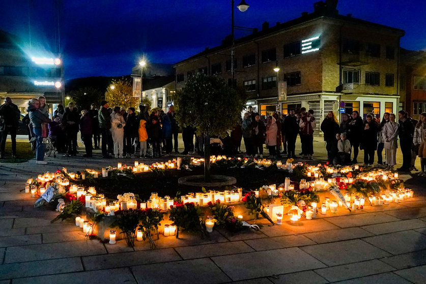 14 October 2021, Norway, Kongsberg: People stand in front of flowers and candles laid in memory of the victims of the Violent armed attack in Kongsberg, which left five dead and two injured. Photo: Terje Bendiksby/NTB/dpa