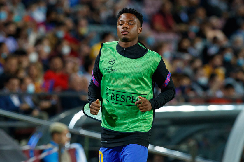 20 October 2021, Spain, Barcelona: Barcelona's Ansu Fati warms up on the sidelines during the UEFA Champions League Group E soccer match between FC Barcelona and FC Dynamo Kyiv at the Camp Nou Stadium. Photo: David Ramirez/DAX via ZUMA Press Wire/dpa.