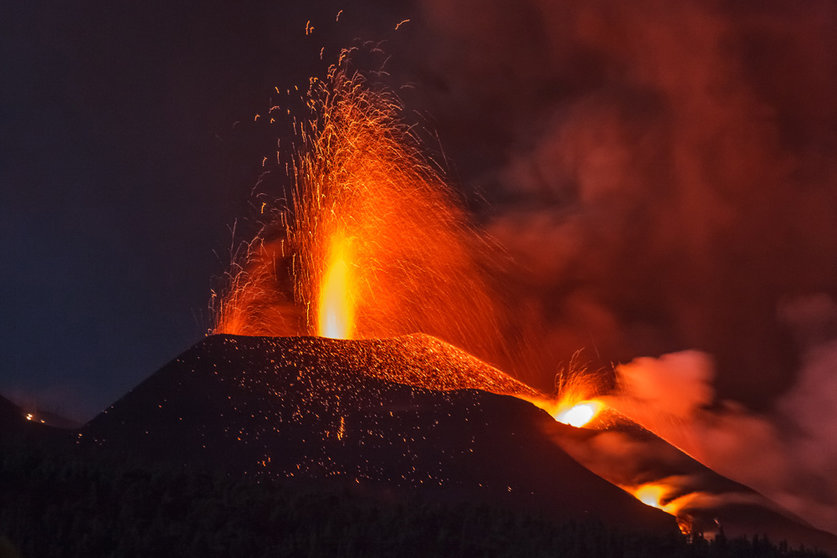 20 October 2021, Spain, La Palma: Lava flows from Cumbre Vieja during an eruption. Photo: -/EUROPA PRESS/dpa