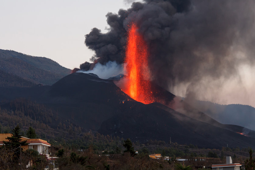 28 October 2021, Spain, La palma: Smoke and Lava flow from the volcano Cumbre Vieja, during its eruption in La Palma on the Canary Islands. Photo: Europa Press/EUROPA PRESS/dpa.