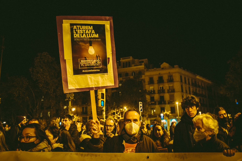 06 November 2021, Spain, Barcelona: People take part in a protest against rising energy prices. Photo: Matthias Oesterle/ZUMA Press Wire/dpa
