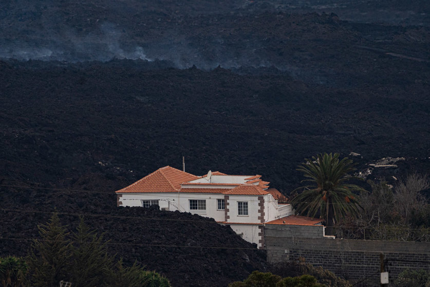 24 November 2021, Spain, Los Llanos: A house is half covered by volcanic lava from the Cumbre Vieja volcano. Since the volcano erupted on September 19, the lava has destroyed more than 2650 buildings, according to the latest tally from the European earth observation system Copernicus. Photo: Pau De La Calle/EUROPA PRESS/dpa.