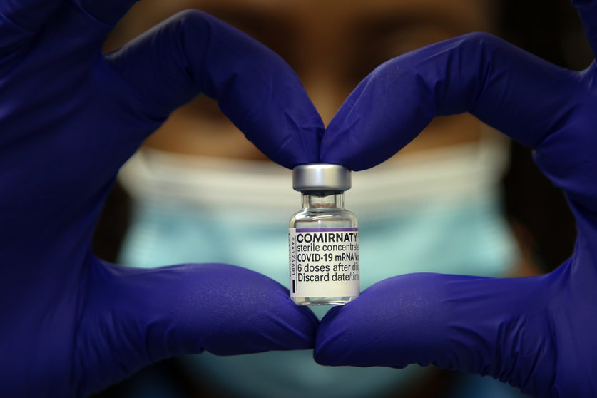 05 December 2021, United Kingdom, London: A health worker holds a vial containing Pfizer/BioNTech COVID-19 booster vaccine. People are urged to get a COVID-19 booster jab to limit the spread of the Omicron variant. Photo: Dinendra Haria/SOPA Images via ZUMA Press Wire/dpa.