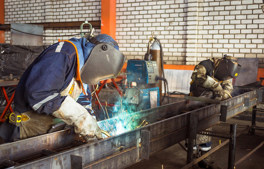 welding welder factory industry by Pixabay.