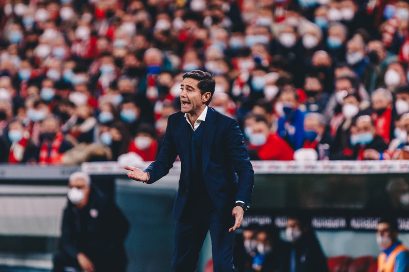 23 December 2021, Spain, Bilbao: Athletic Club head coach Marcelino Garcia Toral gesticulates to his players during the Spanish La Liga soccer match between Athletic Club and Real Madrid at San Mames Stadium. Photo: Edu Del Fresno/ZUMA Press Wire/dpa.