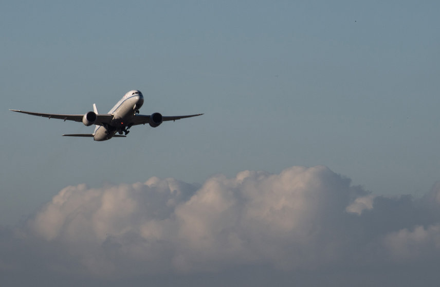 A passenger plane takes off from the airport in Frankfurt am Main. Photo: Julia Cebella/dpa.