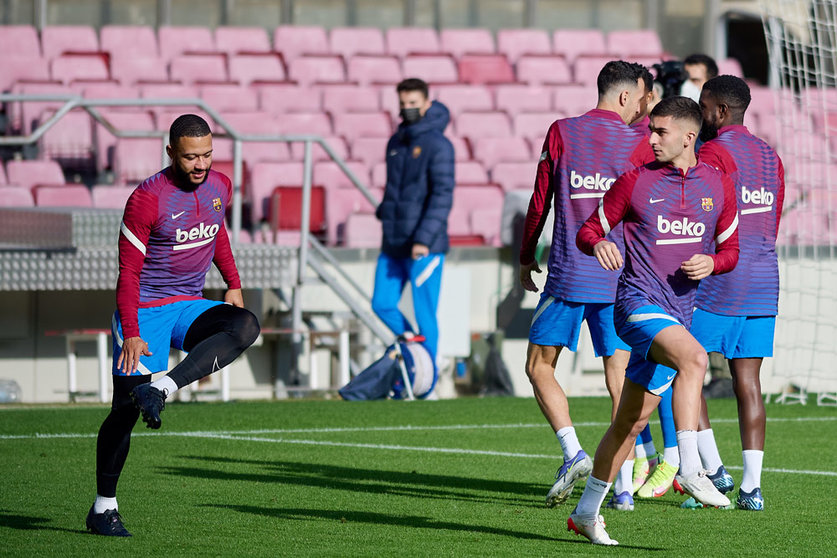 03 January 2022, Spain, Barcelona: Barcelona's Memphis Depay (L) and Ferran Torres take part in a training session for the team at Camp Nou stadium. Photo: Gerard Franco/DAX via ZUMA Press Wire/dpa.