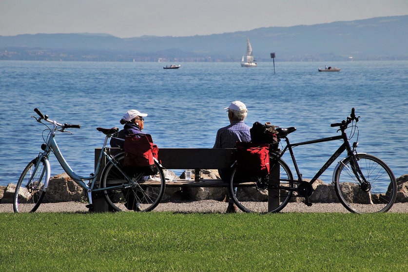 elderly couple bench bicycle holiday. Photo: Pixabay.