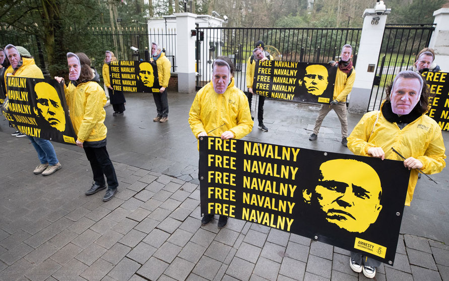 17 January 2022, Belgium, Brussels: Amnesty International activists protest to mark one year anniversary of the arrest of Russian opposition politician Navalny, in front of the Russian embassy in Brussels. Photo: Benoit Doppagne/BELGA/dpa.