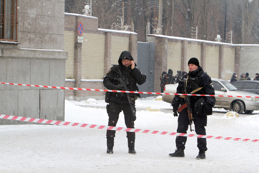 27 January 2022, Ukraine, Dnipro: Police officers work at the site of the Yushmash machine factory after a National Guard conscript opened fire on comrades for initially unexplained motives, killing five people. He initially fled after the crime but was arrested a few hours later. Photo: -/Ukrinform/dpa.