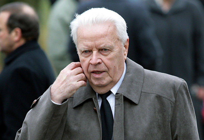 FILED - 25 November 2006, Berlin: The last chief of East Germany's foreign spying agency (GDR) Werner Grossmann arrives for former GDR spy chief Markus Wolf's funeral. The last head of East Germany's foreign spying agency is dead, his daughter confirmed to dpa on Friday. Werner Grossmann was 92. Photo: Gero Breloer/dpa-Zentralbild/dpa.