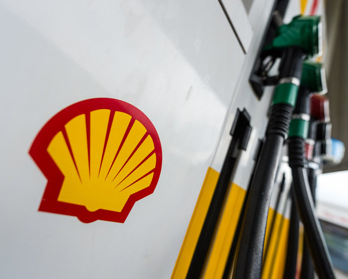 FILED - 11 July 2017, Hamburg: Royal Dutch Shell PLC logo can be seen on a petrol pump. Oil and gas giant Shell plans to spend billions of dollars on a share buyback programme after a strong business recovery last year. Photo: Christophe Gateau/dpa.