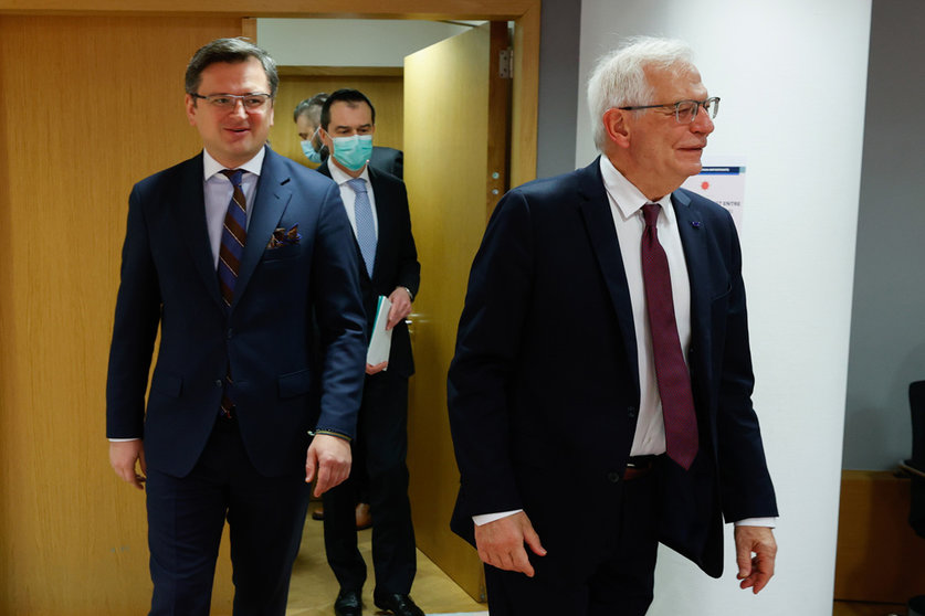HANDOUT - 21 February 2022, Belgium, Brussels: Josep Borrell (R), EU High Representative for Foreign Affairs and Security Policy, and Ukrainian Foreign Minister Dmytro Kuleba (L) arrive to attend the EU Foreign Ministers meeting. Photo: Mario Salerno/European Council/dpa - ATTENTION: editorial use only and only if the credit mentioned above is referenced in full.