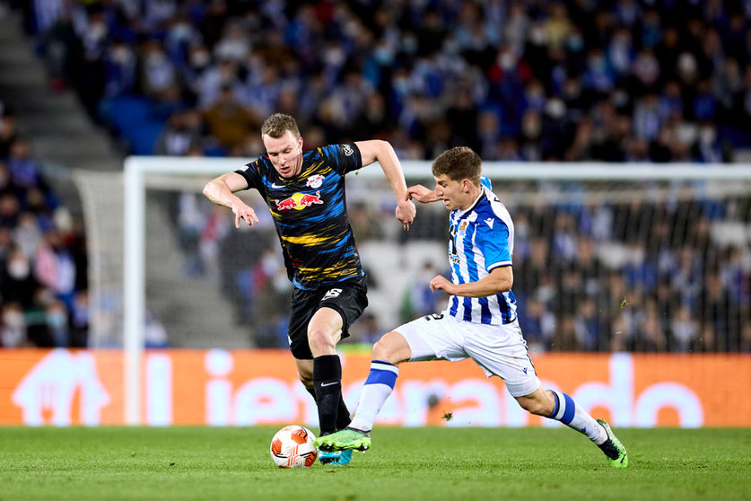 24 February 2022, Spain, San Sebastian: Leipzig'g Lukas Klostermann (L) and Real Sociedad's Aihen Munoz battle for the ball during the UEFA Europa League soccer match between Real Sociedad and RB Leipzig at Reale Arena. Photo: -/dpa.