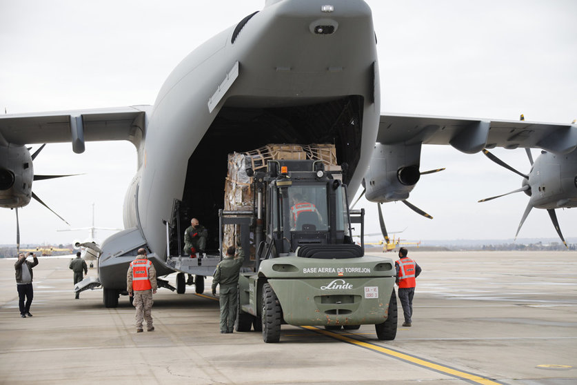 27/02/2022 Spanish soldiers loading one of the shipments of aid material for Ukraine. Photo: Rubén Somonte/MDE.