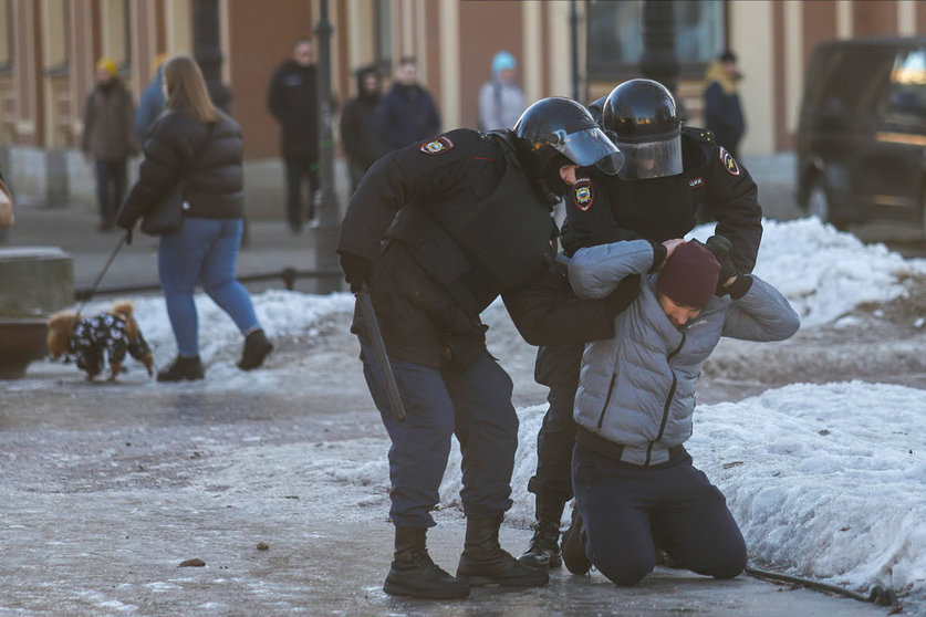 06 March 2022, Russia, Saint Petersburg: Police Officers detain a protestor during a demonstration against the Russian military operation in Ukraine. Photo: Stringer/SOPA Images via ZUMA Press Wire/dpa.