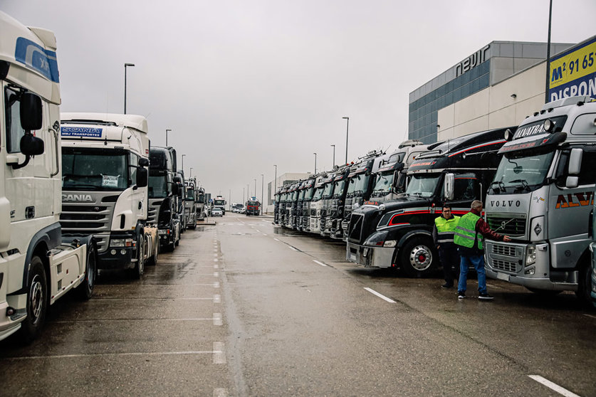 21 March 2022, Spain, Madrid: truck drivers protest with their vehicles at the Industrial Park Logistic. The transport sector entered its 8th day of an indefinite strike, called nationwide by the Platform for the Defence of the National and International Road Freight Transport Sector, to protest the unacceptable working conditions and fuel price surge. Photo: Carlos Luján/EUROPA PRESS/dpa.