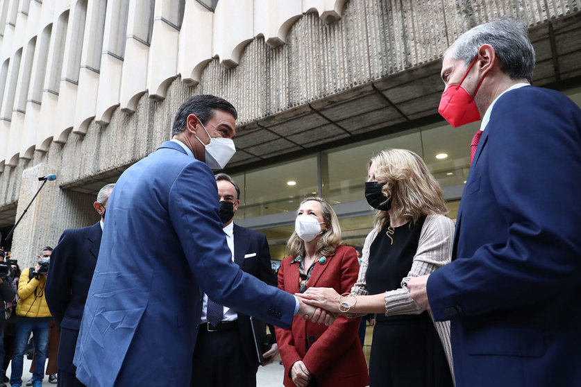 28/03/2022. Prime Minister Pedro Sánchez greets the first and second vice-presidents of the Government, Nadia Calviño and Yolanda Díaz, upon their arrival at the third 'Generation of Opportunities' meeting held in Madrid. Photo: La Moncloa.