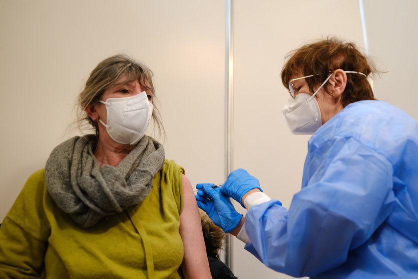 01 March 2022, Bremen: Martina Zongos (L) receives a dose of Novavax vaccine against COVID-19 in a vaccination booth at a vaccination center. Photo: Markus Hibbeler/dpa.