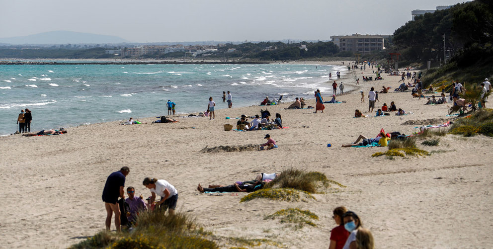 FILED - 02 April 2021, Spain, Muro: People spend Easter 2021 on the beach. Mallorca expects full hotels at Easter for the first time since the outbreak of the Corona pandemic a good two years ago. Photo: Clara Margais/dpa.