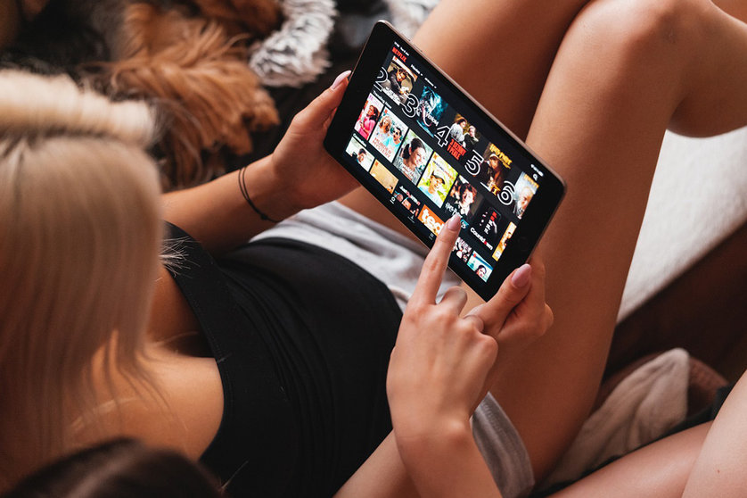 Netflix users browsing the library of the popular streaming platform. Photo: Pixabay.
