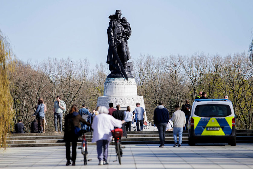 18 April 2022, Berlin: Passers-by at the Soviet Memorial in Berlin-Treptow. The Soviet War memorial in Berlin's Treptower Park has been defaced for the second time in a month with slogans relating to the war in Ukraine, local police said Monday. Photo: Carsten Koall/dpa.