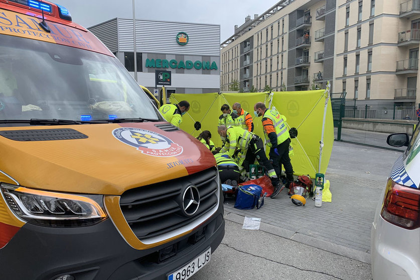27/04/2022. Members of the Madrid Emergency services trying to revive the victim of the stabbing in Barrio de Los Angeles, Madrid. Photo: @EmergenciasMad/Twitter.