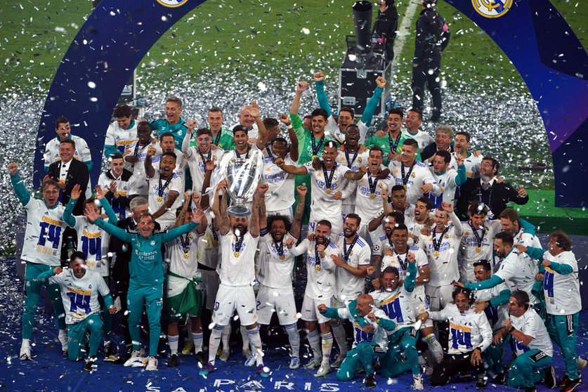 28 May 2022, France, Paris: Real Madrid players celebrate with the UEFA Champions League trophy after the UEFA Champions League final soccer match between Liverpool FC and Real Madrid CF at the Stade de France. Photo: Peter Byrne/PA Wire/dpa.