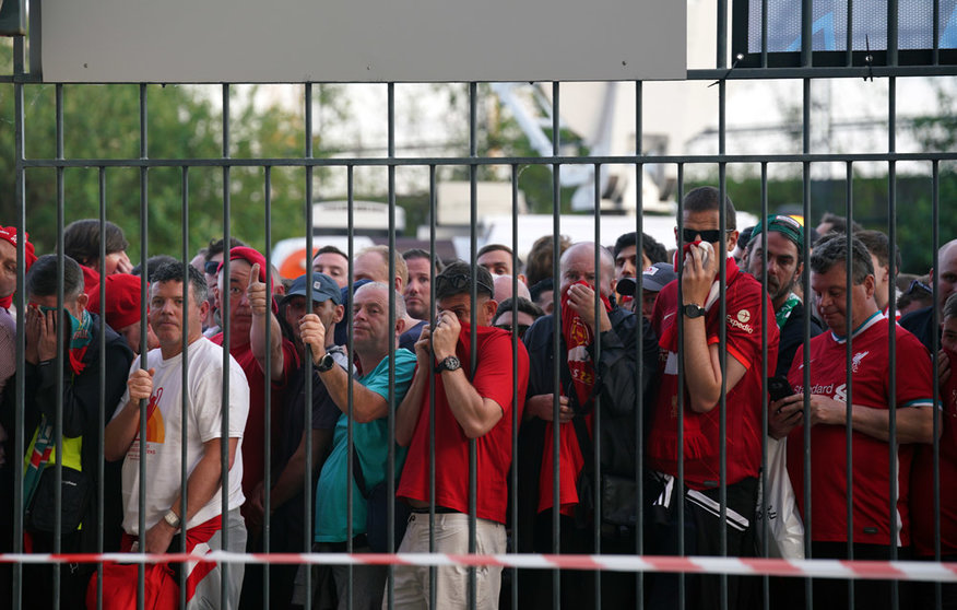 FILED - 28 May 2022, France, Paris: Liverpool fans cover their mouths and noses as they queue to gain entry to the stadium ahead of the UEFA Champions League final soccer match between Liverpool FC and Real Madrid CF at the Stade de France. Photo: Peter Byrne/PA Wire/dpa.