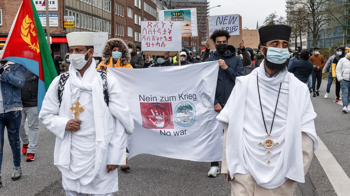 Demonstrators protest in Hamburg (Germany) against the developing conflict in Ethiopia. Photo: Markus Scholz/dpa.